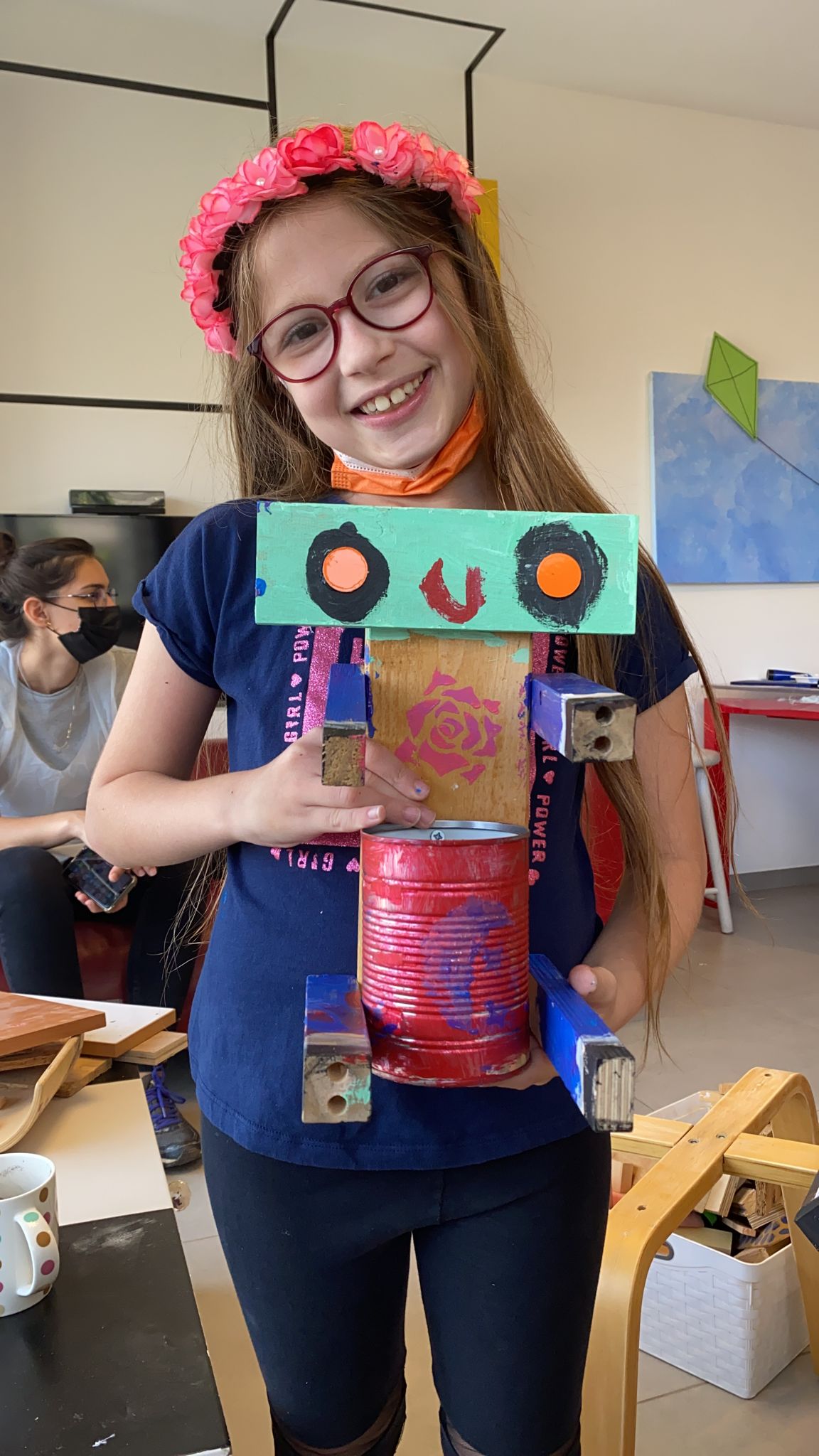 סדנת נגרות לילדים: רוני בנתה רובוט מעץ
